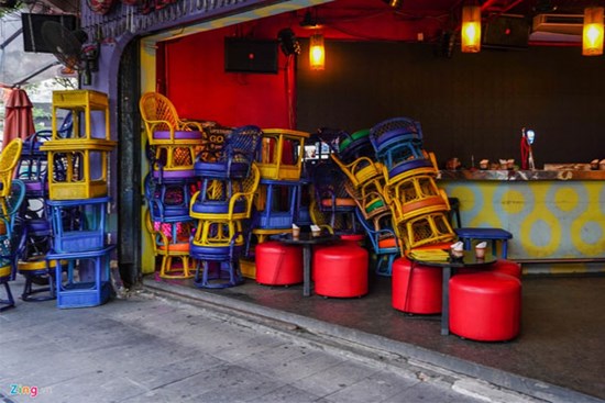 Tiệm massage tắt đèn, quán bar ở Bùi Viện đóng cửa đêm đầu tiên