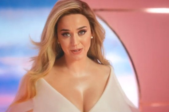 Katy Perry - mỹ nhân bị chồng bỏ chỉ bằng một tin nhắn