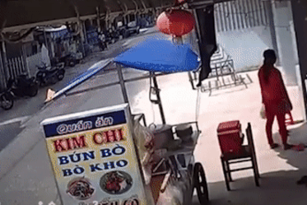 Ôtô bị tài xế xe tải đâm do mất phanh-1