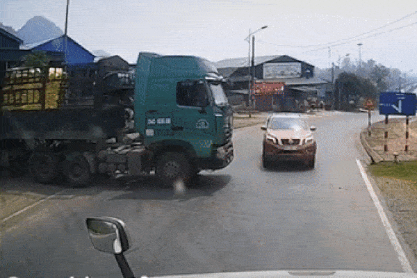 Xe ben mất phanh khi xuống dốc đâm vào xe tải gây tai nạn liên hoàn-1