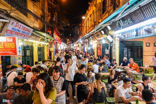 Hà Nội: Quán bar phố Tây Tạ Hiện tạm ngừng hoạt động, mong khách giữ sức khỏe trong dịch bệnh-4