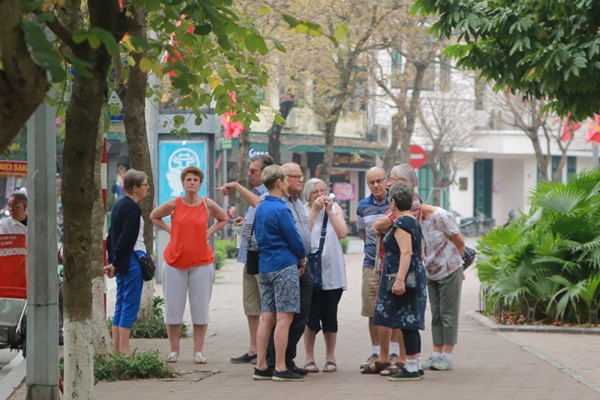 Du khách nước ngoài không đeo khẩu trang vô tư dạo phố Hà Nội giữa mùa dịch Covid-19-4