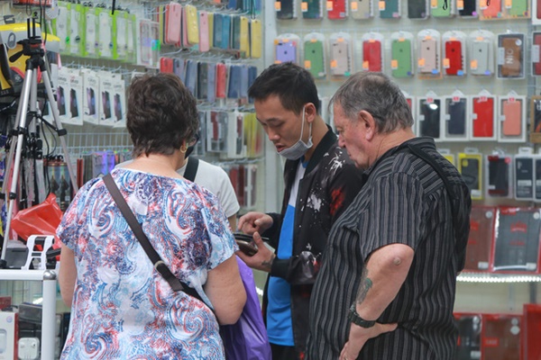 Du khách nước ngoài không đeo khẩu trang vô tư dạo phố Hà Nội giữa mùa dịch Covid-19-5