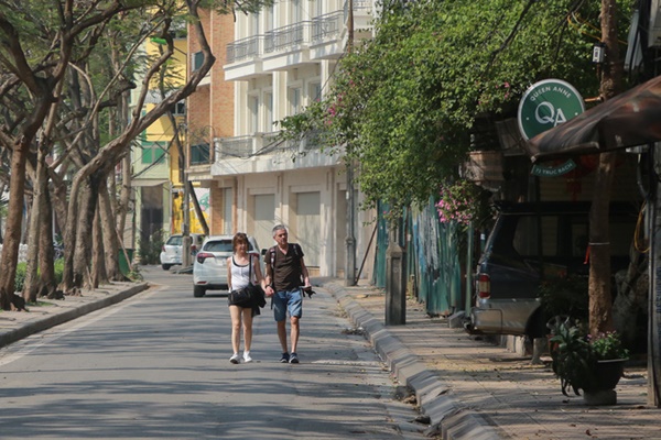 Du khách nước ngoài không đeo khẩu trang vô tư dạo phố Hà Nội giữa mùa dịch Covid-19-7