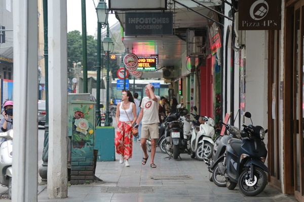 Du khách nước ngoài không đeo khẩu trang vô tư dạo phố Hà Nội giữa mùa dịch Covid-19-8