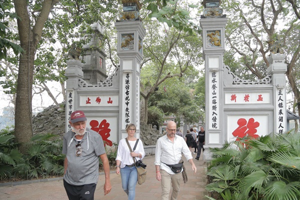 Du khách nước ngoài không đeo khẩu trang vô tư dạo phố Hà Nội giữa mùa dịch Covid-19-9