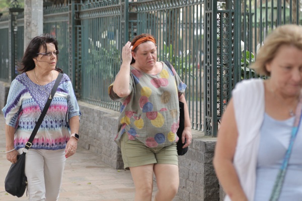 Du khách nước ngoài không đeo khẩu trang vô tư dạo phố Hà Nội giữa mùa dịch Covid-19-10