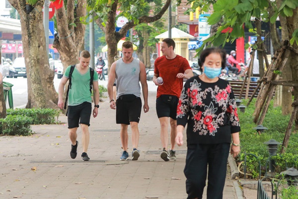 Du khách nước ngoài không đeo khẩu trang vô tư dạo phố Hà Nội giữa mùa dịch Covid-19-11