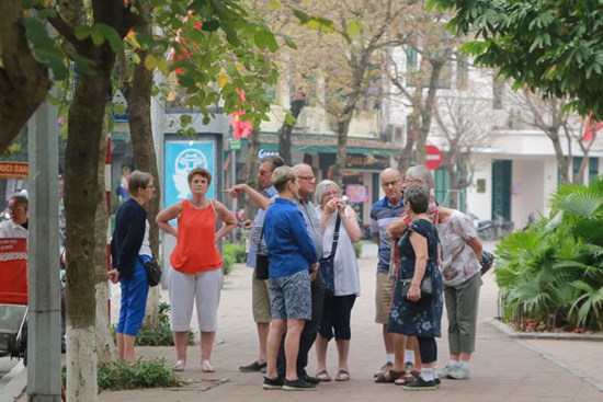 Du khách nước ngoài không đeo khẩu trang vô tư dạo phố Hà Nội giữa mùa dịch Covid-19
