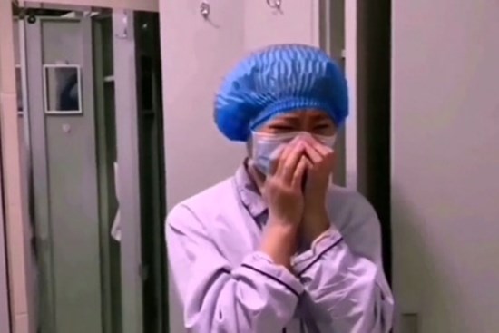 Y tá bật khóc khi bệnh nhân được xuất viện cúi đầu chào