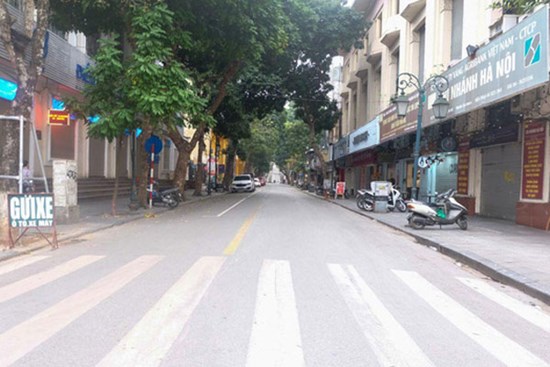 Ảnh: Phố phường Hà Nội vắng như mùng 1 Tết vì dịch Covid-19