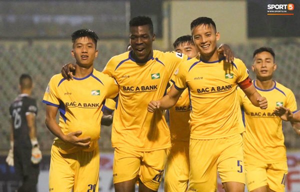 Văn Đức giữ lời hứa ghi bàn tặng vợ, Nhật Linh xúc động thốt lên: Yêu thế không biết-3