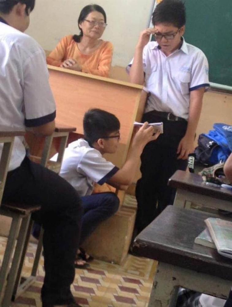 Bị cô giáo gọi lên kiểm tra miệng, nam sinh ung dung đọc thuộc bài vanh vách nhờ cách không ngờ-2