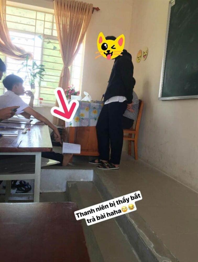 Bị cô giáo gọi lên kiểm tra miệng, nam sinh ung dung đọc thuộc bài vanh vách nhờ cách không ngờ-3