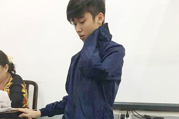 Nam sinh háo hức cầm bảng lớp đi chào cờ dưới sân trường, nhưng nhìn khung cảnh xung quanh ai cũng vừa cười vừa thương-4