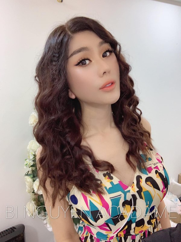 Nhìn Lâm Khánh Chi lạ quá đi mất: Khoe ảnh mặt mộc mà đôi mắt xếch và sưng vù cứ choán” hết cả spotlight-4