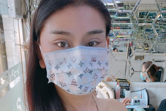 Nhìn Lâm Khánh Chi lạ quá đi mất: Khoe ảnh mặt mộc mà đôi mắt xếch và sưng vù cứ “choán” hết cả spotlight