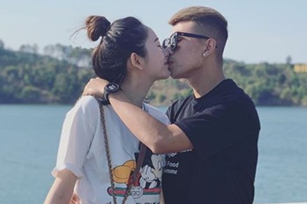 Tiền đạo U23 Việt Nam tâm tình cùng bạn gái trong ngày Valentine trắng: 