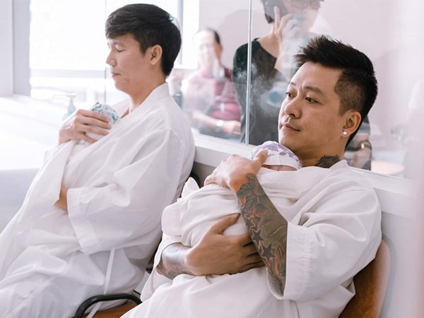 Ai nói Tuấn Hưng hổ báo chứ nhìn cách cư xử này mới thấy: Không chỉ là ngôi sao trên sân khấu mà còn là anh hùng trong mắt vợ con-2