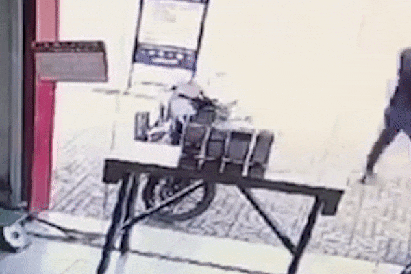 Trộm xe trong 10 giây trước cửa hàng tiện lợi ở TP.HCM