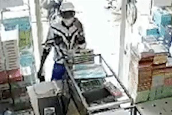 Người phụ nữ vờ mua hàng rồi trộm điện thoại-1