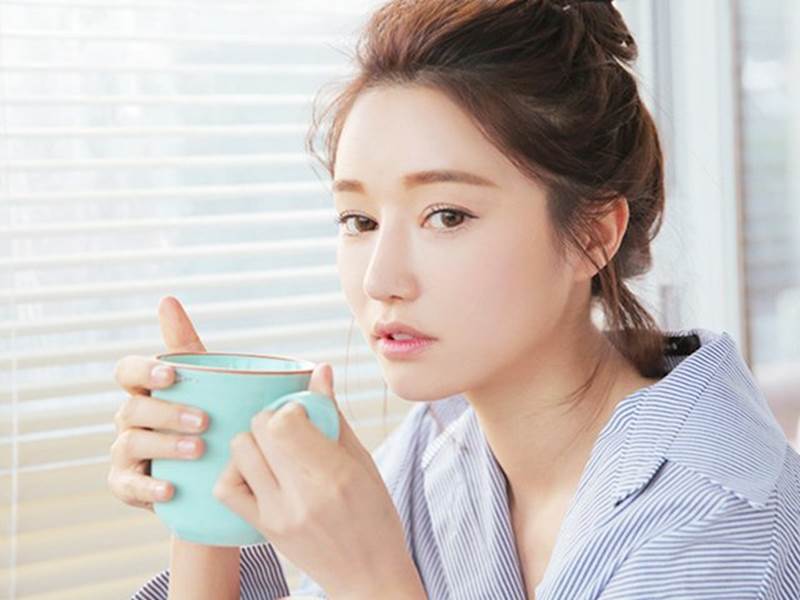Tự tin phơi mặt dưới ánh mặt trời, H’Hen Niê để lộ mụn và da sần sùi dù makeup kĩ-10