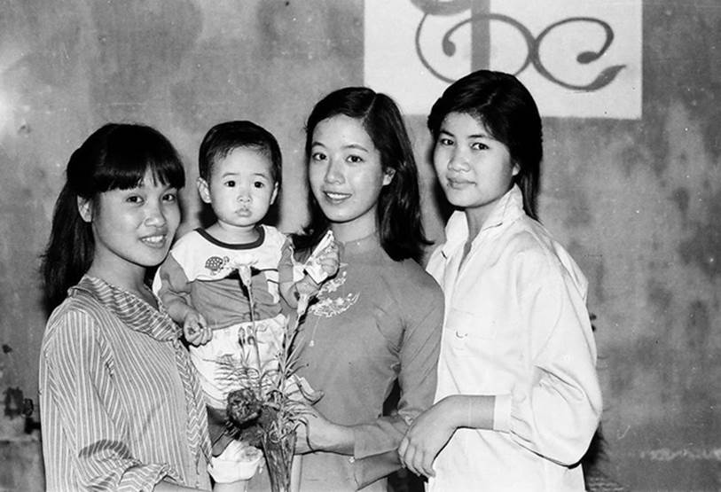 Chia sẻ loạt ảnh cưới nhân kỷ niệm 33 năm ngày về chung một nhà với ông xã, NSƯT Chiều Xuân khiến dân tình xuýt xoa vì vẻ ngoài xinh đẹp không đổi-3