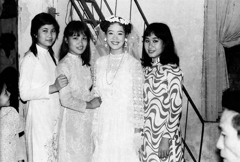 Chia sẻ loạt ảnh cưới nhân kỷ niệm 33 năm ngày về chung một nhà với ông xã, NSƯT Chiều Xuân khiến dân tình xuýt xoa vì vẻ ngoài xinh đẹp không đổi-4