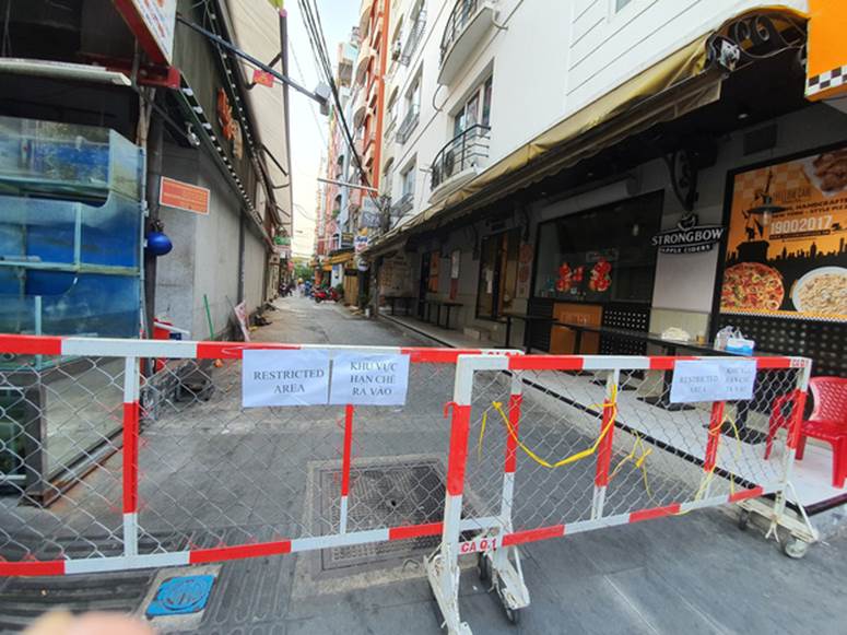 TP.HCM: Tiến hành rào chắn, hạn chế ra vào một con hẻm đường Bùi Viện, nơi có người nghi nhiễm Covid-19-4
