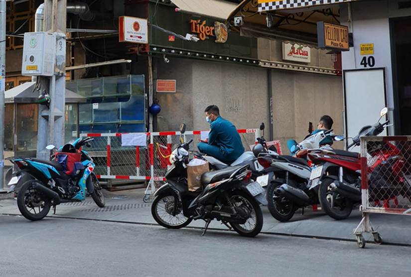 TP.HCM: Tiến hành rào chắn, hạn chế ra vào một con hẻm đường Bùi Viện, nơi có người nghi nhiễm Covid-19-5