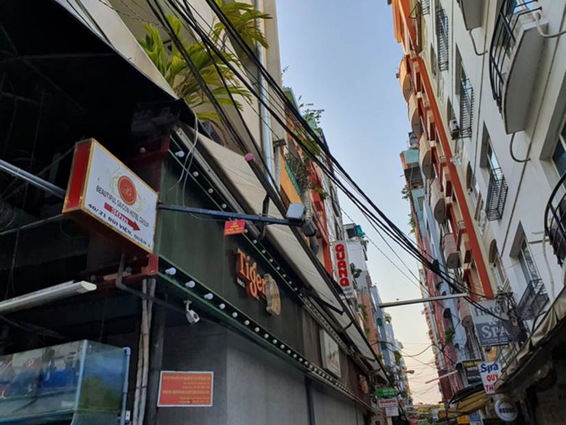 TP.HCM: Tiến hành rào chắn, hạn chế ra vào một con hẻm đường Bùi Viện, nơi có người nghi nhiễm Covid-19-6