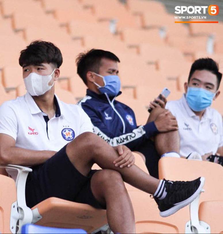 Đức Chinh cổ vũ đồng đội từ trên khán đài vì đang điều trị viêm gan B-1