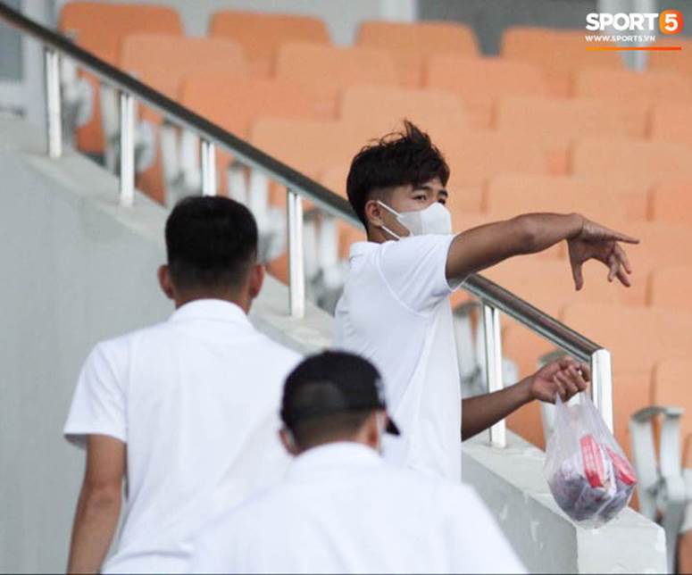 Đức Chinh cổ vũ đồng đội từ trên khán đài vì đang điều trị viêm gan B-2