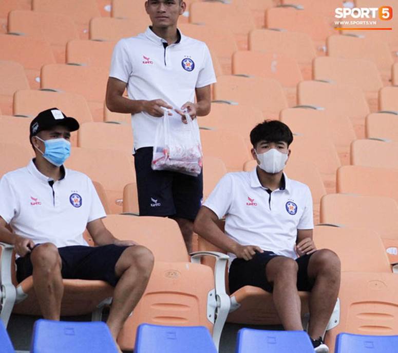 Đức Chinh cổ vũ đồng đội từ trên khán đài vì đang điều trị viêm gan B-3