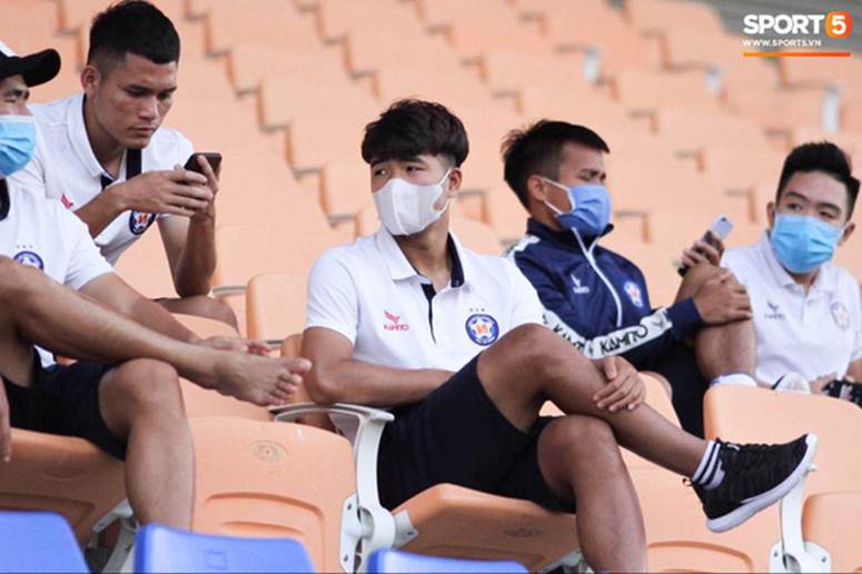 Đức Chinh cổ vũ đồng đội từ trên khán đài vì đang điều trị viêm gan B-4