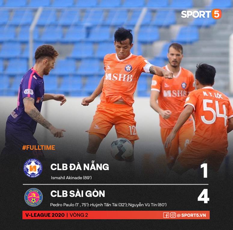 Đức Chinh cổ vũ đồng đội từ trên khán đài vì đang điều trị viêm gan B-5