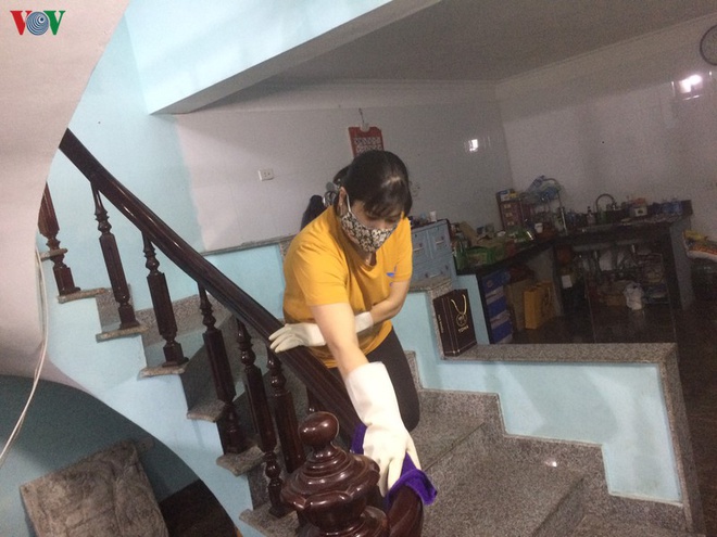 Giáo viên tư thục đi bóc vỏ tôm, lau nhà thuê mùa dịch Covid 19-1