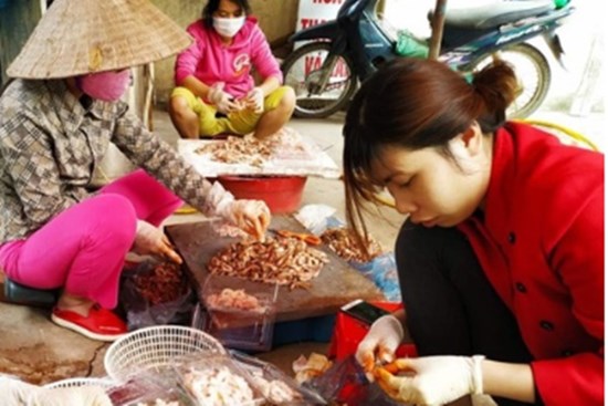 Giáo viên tư thục đi bóc vỏ tôm, lau nhà thuê mùa dịch Covid 19