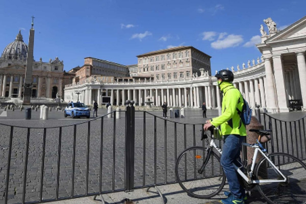 Hành động hơn vạn lời nói: Hình ảnh cho thấy người dân Italy nghiêm chỉnh chấp hành quy tắc một mét để đẩy lùi giặc Covid-19-13