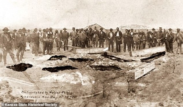 Từng là mồ chôn tập thể các nạn nhân, nhà của gia đình những kẻ giết người hàng loạt đầu tiên của Mỹ được rao bán với giá hàng chục tỷ đồng-3