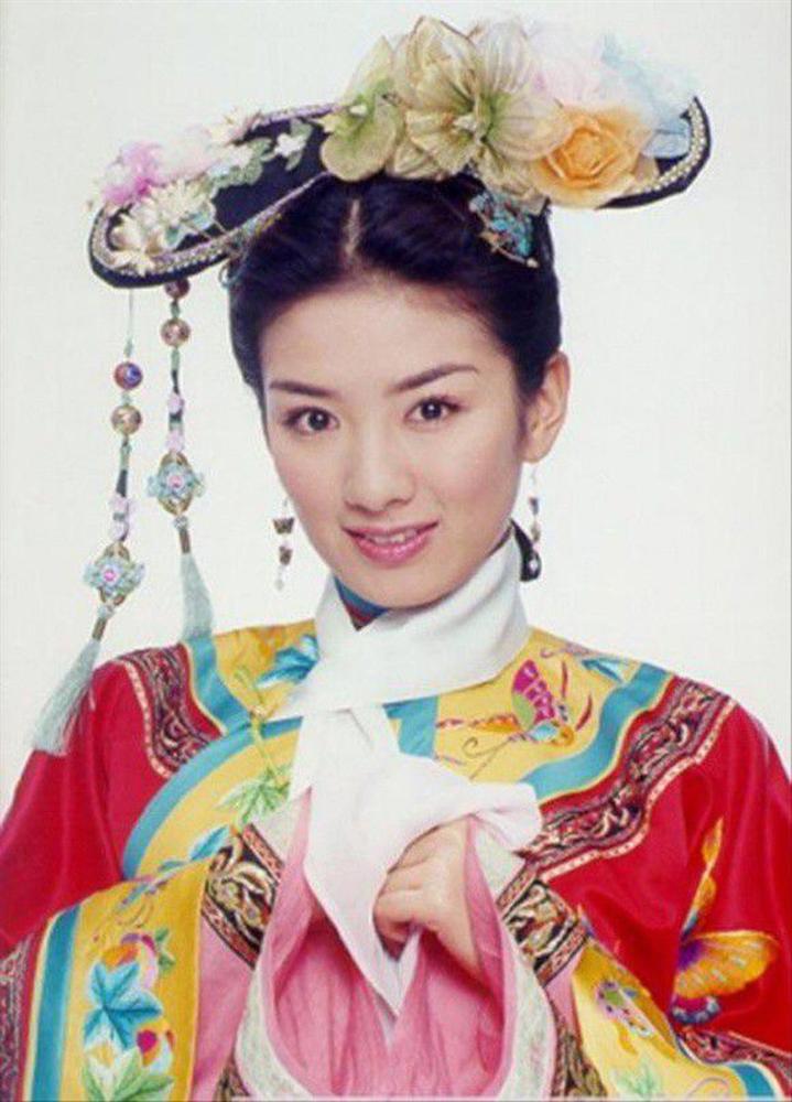 Chuyện năm xưa giờ kể lại: Triệu Vy bị người yêu đại gia bạt tai giữa phố và mối tình tay 3 Song Én đoạt Vũ náo loạn Cbiz-6