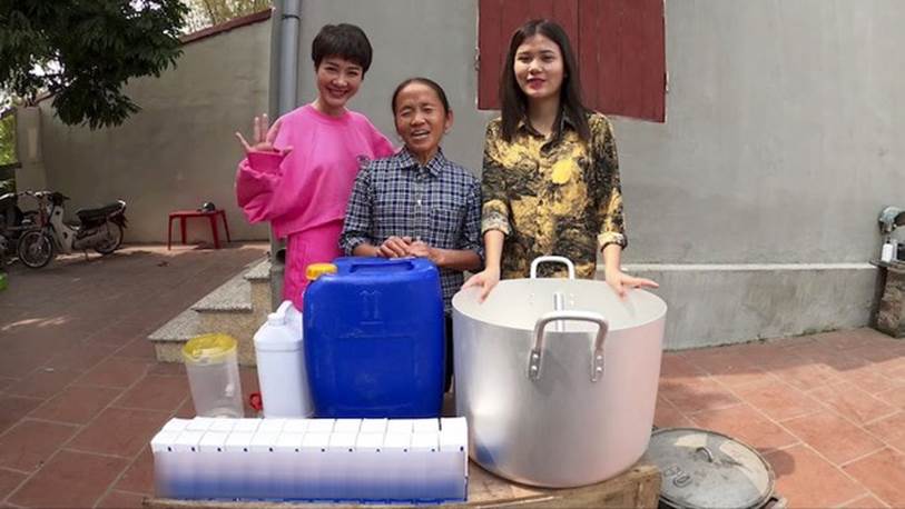 Bà Tân Vlog làm 100 lít nước rửa tay khô phát miễn phí cho mọi người, hành động đẹp khiến dân mạng khen nức nở-1