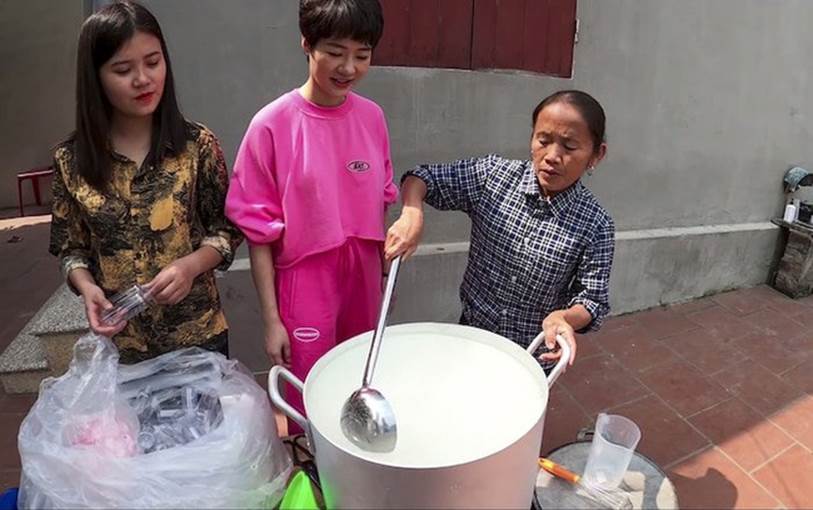 Bà Tân Vlog làm 100 lít nước rửa tay khô phát miễn phí cho mọi người, hành động đẹp khiến dân mạng khen nức nở-2