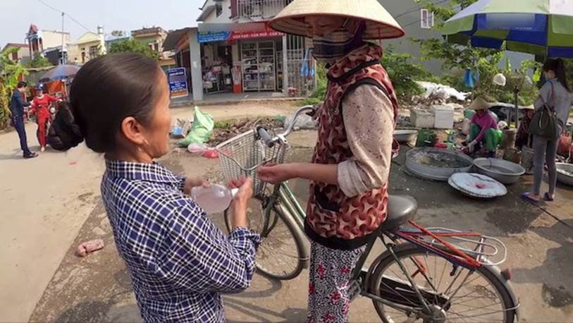 Bà Tân Vlog làm 100 lít nước rửa tay khô phát miễn phí cho mọi người, hành động đẹp khiến dân mạng khen nức nở-4