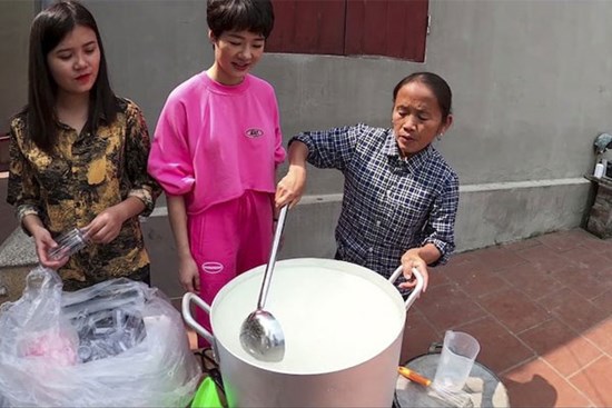 Bà Tân Vlog làm 100 lít nước rửa tay khô phát miễn phí cho mọi người, hành động đẹp khiến dân mạng khen nức nở