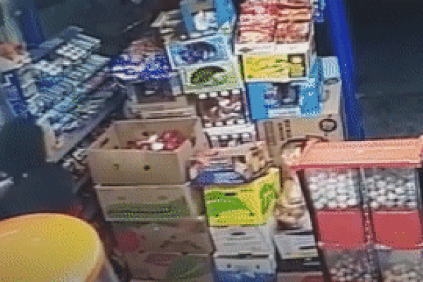 Người phụ nữ tay không đánh đuổi 2 tên cướp-1