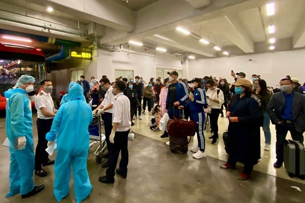 Giao đồ ăn cho khách bằng drone ở Hà Nội trong mùa dịch-1