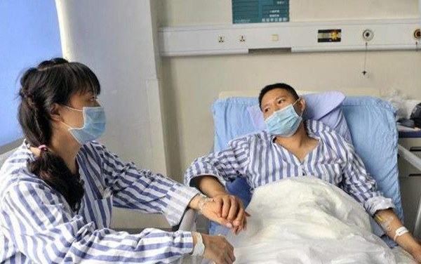 Phát hiện ung thư gan ở độ tuổi 42, hai vợ chồng gục khóc khi nghe bác sĩ nói lý do xuất phát từ một sai lầm khi dùng đũa-1