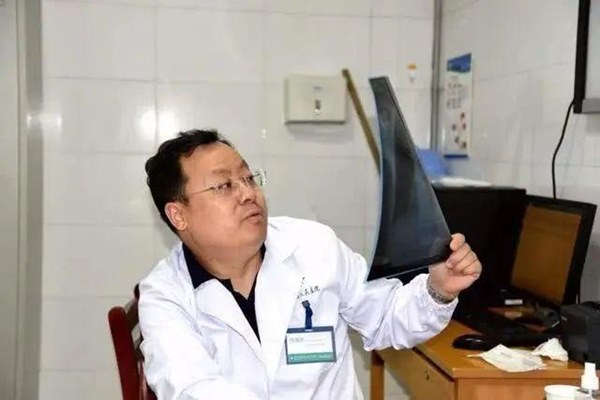 Phát hiện ung thư gan ở độ tuổi 42, hai vợ chồng gục khóc khi nghe bác sĩ nói lý do xuất phát từ một sai lầm khi dùng đũa-2