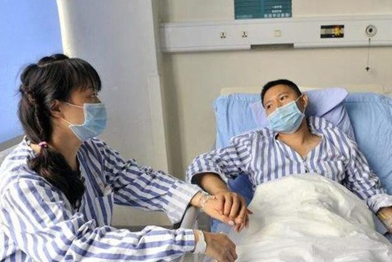 Phát hiện ung thư gan ở độ tuổi 42, hai vợ chồng gục khóc khi nghe bác sĩ nói lý do xuất phát từ một sai lầm khi dùng đũa